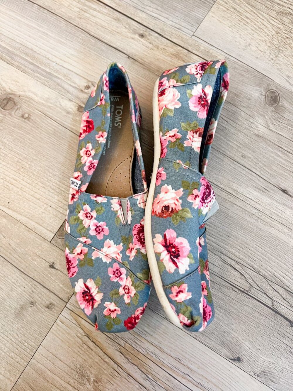 Toms Classic Grey Pink Floral Size 8.5 Used